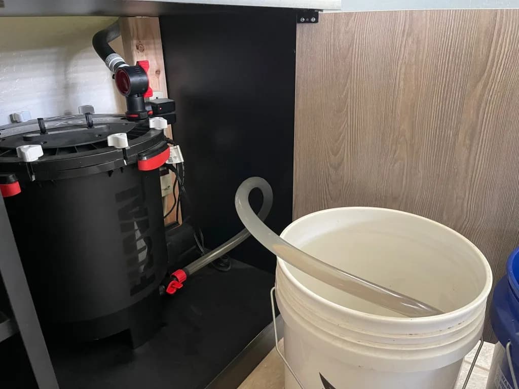 Filtro exterior de cesta cerrado, con las bandejas de material filtrante en su interior